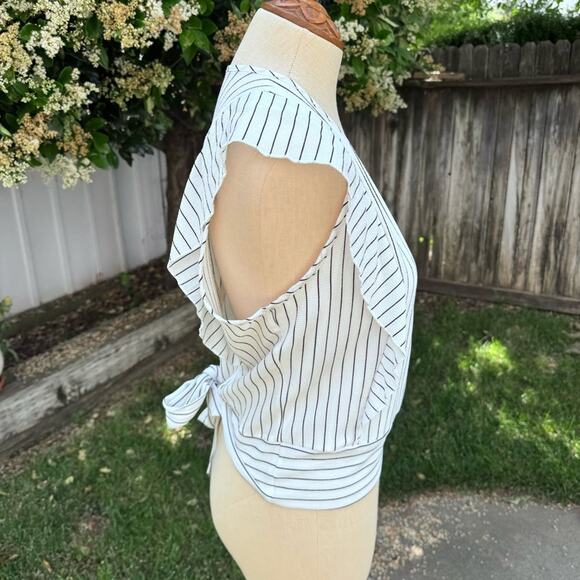 Guess White & Black Stripped Sleeveless Flutter Faux Wrap Blouse Top Women's L - Picture 4 of 10